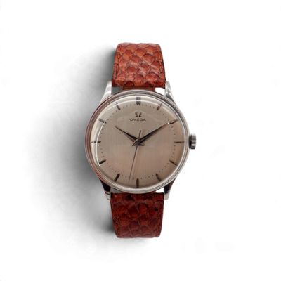 une image d'une montre-bracelet avec un bracelet en cuir marron
