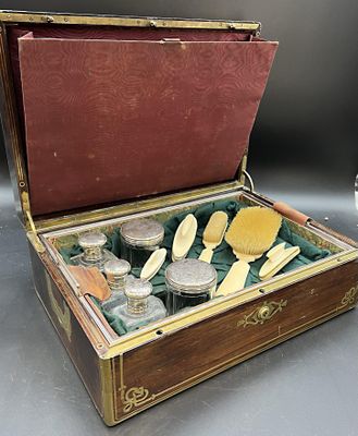 une boîte en bois contenant de l'argenterie sur une table