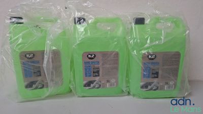 trois bouteilles remplies d'un liquide vert posées sur une table blanche
