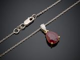 une paire de colliers en rubis et diamants sur fond noir