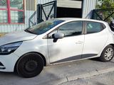 une voiture blanche garée devant un bâtiment