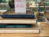 plusieurs livres empilés sur une étagère