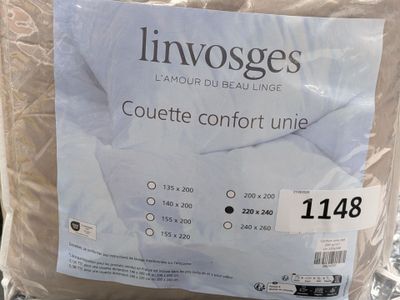 un oreiller emballé dans du plastique, posé par terre