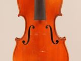 un vieux violon avec un archet accroché à son dos