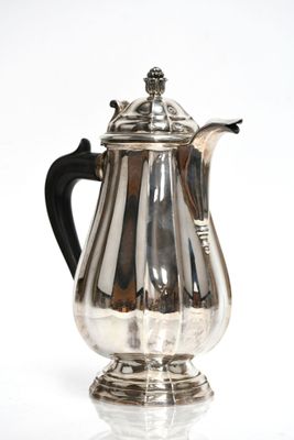 cafetière plaquée argent avec une poignée noire sur un fond blanc