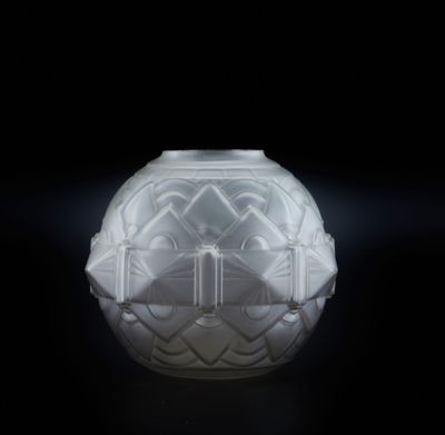 un vase blanc posé sur une table noire