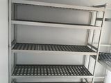 une pièce équipée d'étagères et d'un ventilateur de plafond