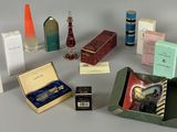 une boîte contenant de nombreux parfums différents
