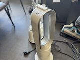 une lampe posée par terre à côté d'une chaise