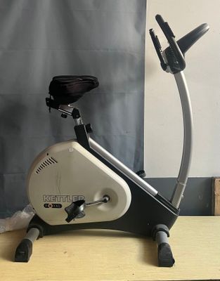 une photo d'un vélo d'appartement posé sur une table en bois