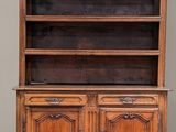 une bibliothèque ancienne en chêne à deux portes et deux tiroirs