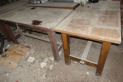 SUR DESIGNATION : Un lot de table en bois, de décorations et…