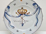 une assiette avec une couronne posée sur une table