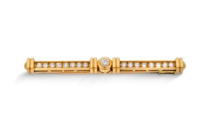 une broche en forme de barre en or jaune 18 carats et diamants