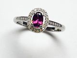 gros plan d'une bague en diamant rose et blanc sur une surface blanche