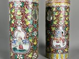 paire de vases chinois à cloisonnés représentant des personnages et des fleurs