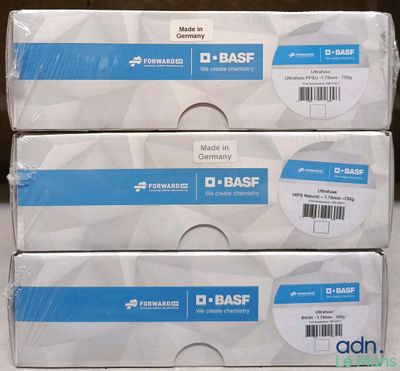 trois boîtes de papier blanc sont empilées les unes sur les autres