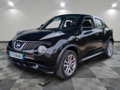 Le SUV Nissan Juke noir est garé dans une grande pièce