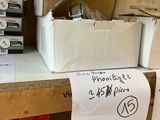 de nombreuses boîtes de papier toilette sur une étagère dans un magasin