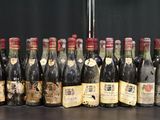 plusieurs bouteilles de vin alignées sur une table
