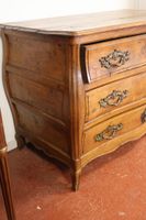 Commode tombeau en noyer mouluré sur bâti sapin ouvrant par … (photo 4)