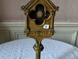 une horloge en or surmontée d'une croix