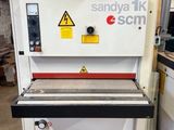 un gros plan d'une machine installée dans une pièce