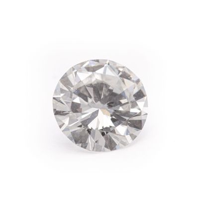 un diamant rond taille brillant sur fond blanc