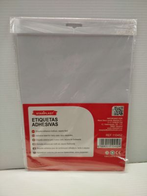 un gros plan sur un paquet de feuilles de plastique blanches posé sur une table