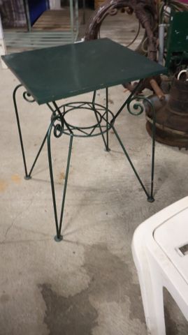 Table d’extérieur en métal peint vert