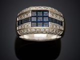 une bague en saphir bleu et diamant