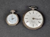deux horloges placées l'une à côté de l'autre sur une table