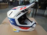 un casque posé sur une boîte en carton