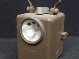 une petite lampe posée sur une table