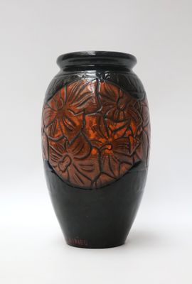 un vase noir orné d'un motif rouge