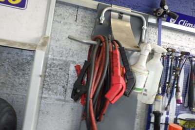 un tas d'outils accrochés au mur d'un garage