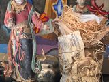 une statue représentant une femme tenant un bébé dans un nid, à côté d'une statue représentant une crèche