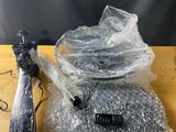 un sac en plastique contenant un couteau et d'autres objets, posé sur une table