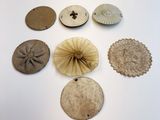 plusieurs types de boutons différents sur une surface blanche