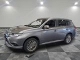une photo d'une voiture argentée dans un showroom