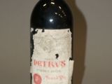 une bouteille de vin posée sur une table