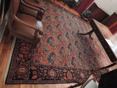 un grand tapis sur le sol d'un salon
