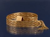 un bracelet en or orné d'un bloc de bois