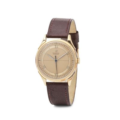 gros plan d'une montre sur fond blanc avec un bracelet marron