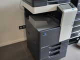une imprimante posée sur une commode à tiroirs