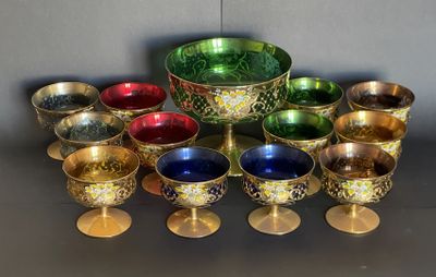 de nombreux bols et tasses de différentes couleurs posés sur une table