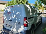 une camionnette blanche garée sur le bord de la route