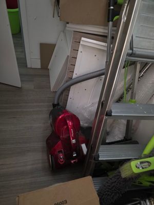 une échelle posée à côté d'une boîte et d'une paire de ciseaux