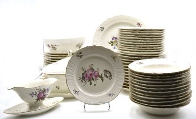beaucoup d'assiettes et de tasses sur la table