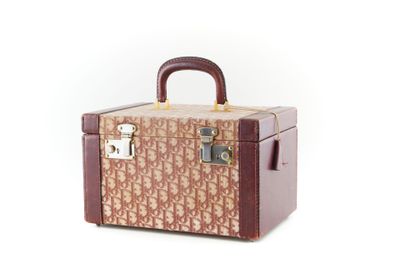 une image représentant une valise marron et beige munie de poignées, sur fond blanc